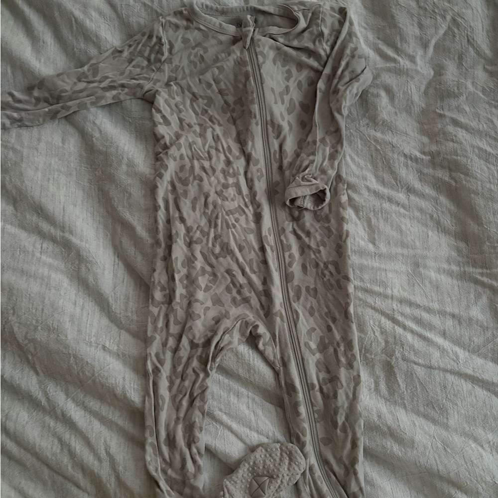 Kyte BABY Gray Leopard Print Sleepwear